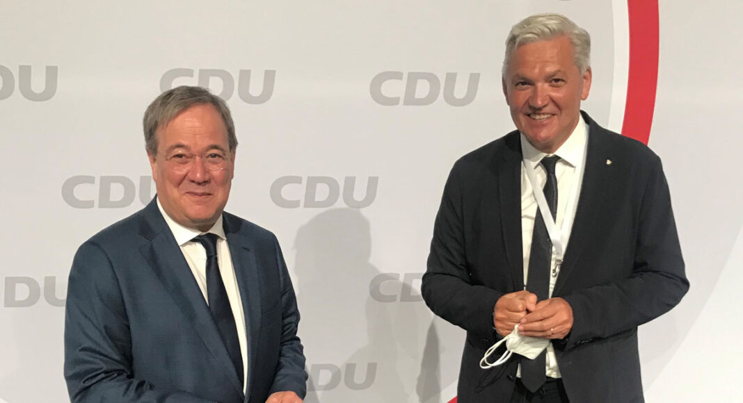Hubert Hüppe (rechts) aus Werne, hier mit CDU-Kanzlerkandidat Armin Laschet, darf sich berechtigte Hoffnungen auf einen Wiedereinzug in den Deutschen Bundestag machen. Foto: Hüppe