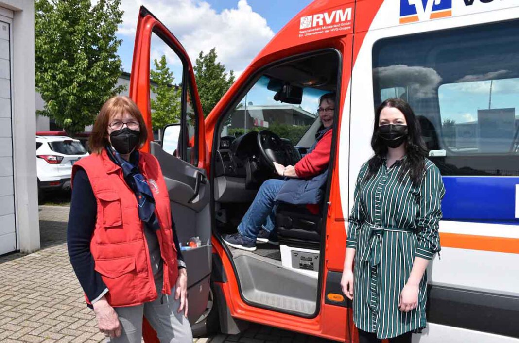 2021 06 18 PM Bürgerbus Fahrerinnen gesucht 2 Regina Syrig (l.) und Maria Krampe freuen sich über weitere Fahrerinnen im Team des Bürgerbusses. Auch die Gleichstellungsbeauftragte Miriam Lepper (unten rechts) unterstützt interessierte Frauen bei diesem Ehrenamt. Foto: Gemeinde Ascheberg