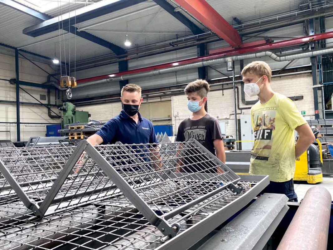 202106_Boecker_Praktikanten_8727_CMYK Interessante Einblicke ins Berufsleben gewährten die Böcker Maschinenwerken einigen Schulpraktikanten/innen. Foto: Böcker