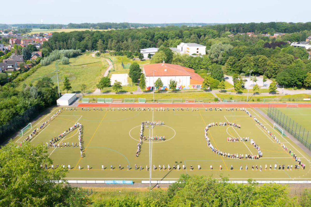 AFG Sportabzeichen Luftbild Imposante Aufnahme aus der Luft: Die Sportabzeichen-Verleihung am Anne-Frank-Gymnasium. Foto: Kreativshooting/Thomas Schütte