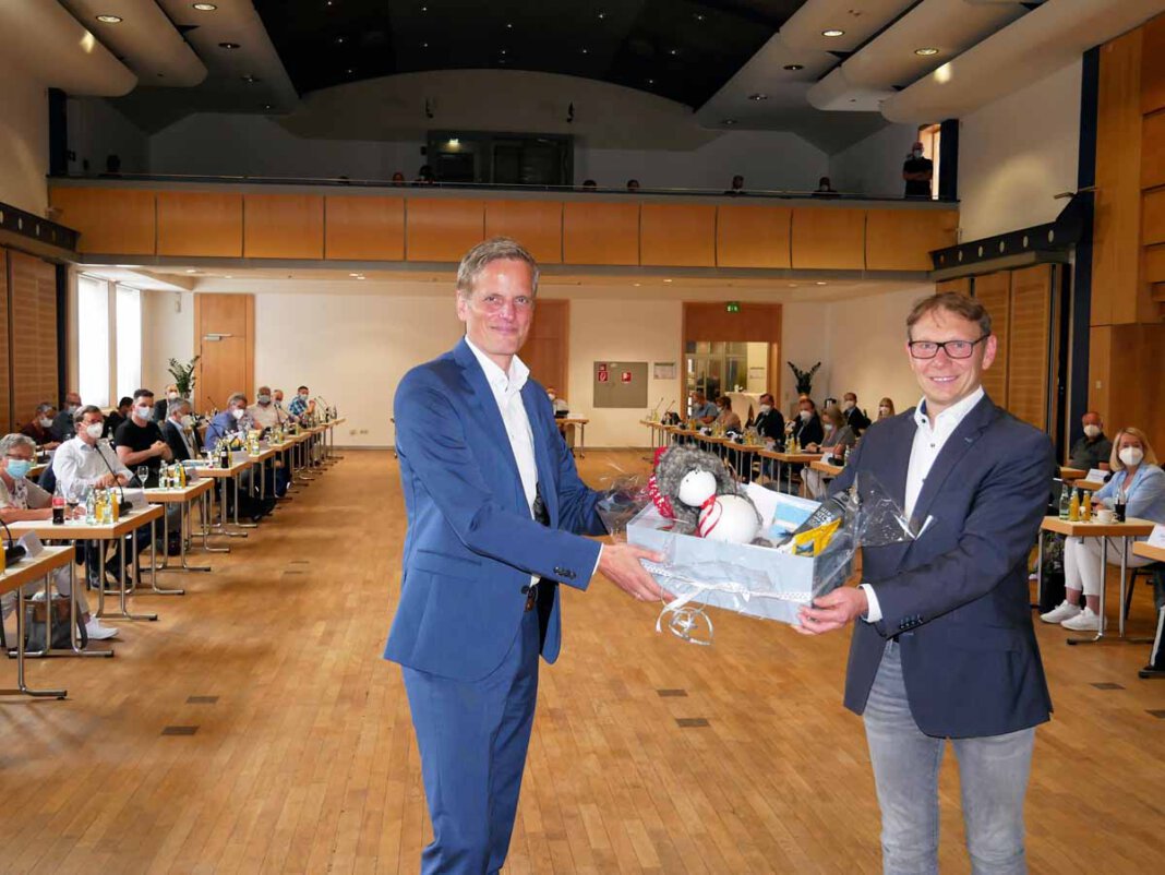 Abschied Ruhe Bürgermeister Lothar Christ verabschiedete in der letzten Ratssitzung vor der Sommerpause den scheidenden Dezernenten Alexander Ruhe. Foto: Gaby Brüggemann