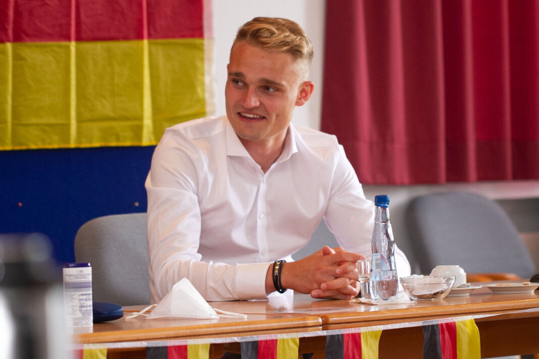 Amos Pieper 3 Nach dem offiziellen Teil schrieb Fußball-Star Amos Pieper noch Autogramme im Bürgerhaus Nordkirchen. Das nächste Ziel des U21-Europameisters sind nun die Olympischen Spiele in Tokio. Foto: Isabel Schütte