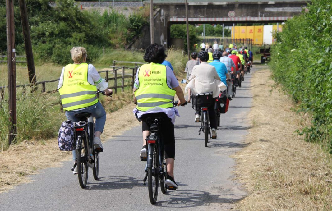 BIN Radtour Wahrbrink1 Über 100 Teilnehmende zählte die Bürgerinitiative bei ihrer zweiten Protest-Radtour gegen das geplante Industrie-/Gewerbegebiet Nordlippestraße. Foto: BIN