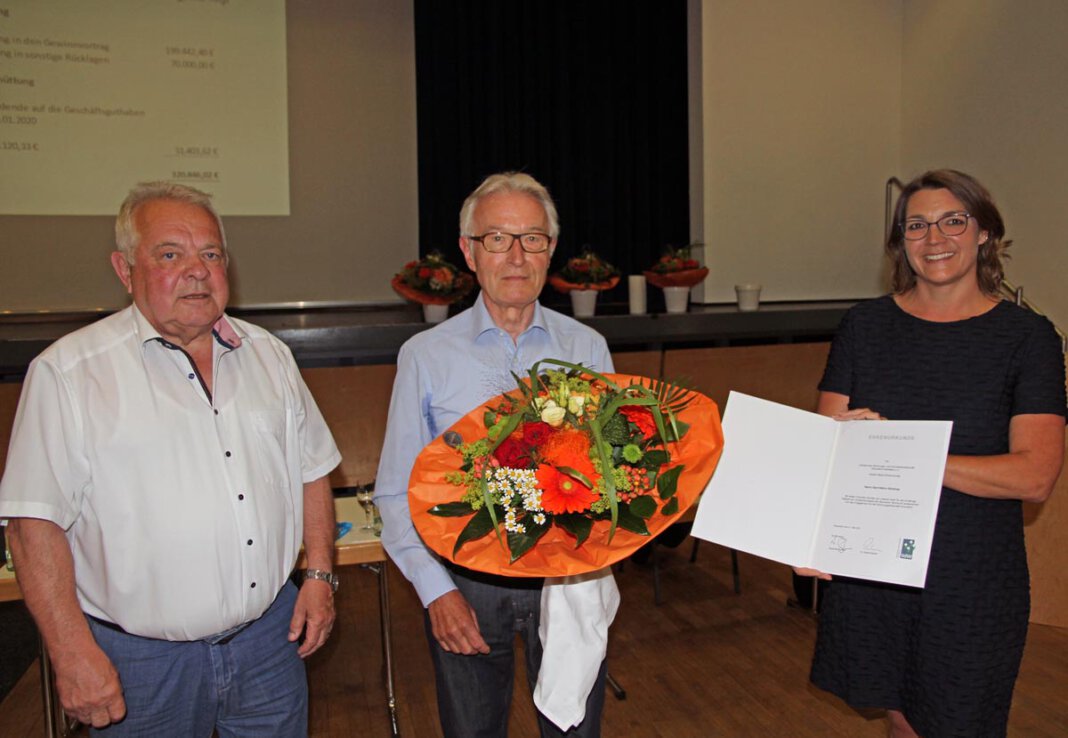 Bauverein_Hörstrup Bauverein-Urgestein Karl-Heinz Hörstrup wurde vom Aufsichtsratschef Erich Westermann (links) und Geschäftsführerin Nadine Ruck aus dem Vorstand verabschiedet. Foto: Wagner