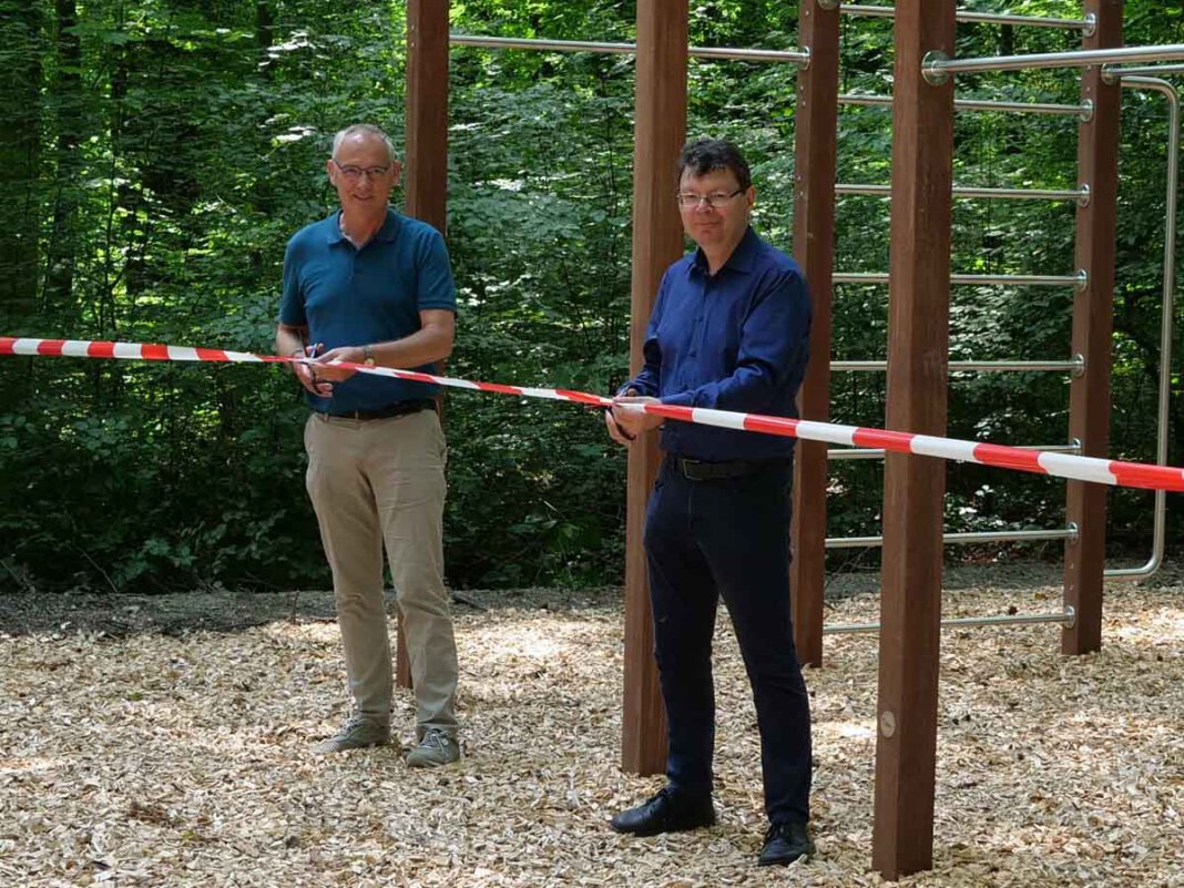 Bild1_Volkspark_c_Stadt-Luenen_11.06.2021 Lünens Technischer Beigeordneter Arnold Reeker (l.) und IGA-Geschäftsführer Horst Fischer (r.) haben den Volkspark Schwansbell am Freitag offiziell mit einem Banddurchschnitt vor dem Calisthenics-Gerät eröffnet. Foto: Stadt Lünen