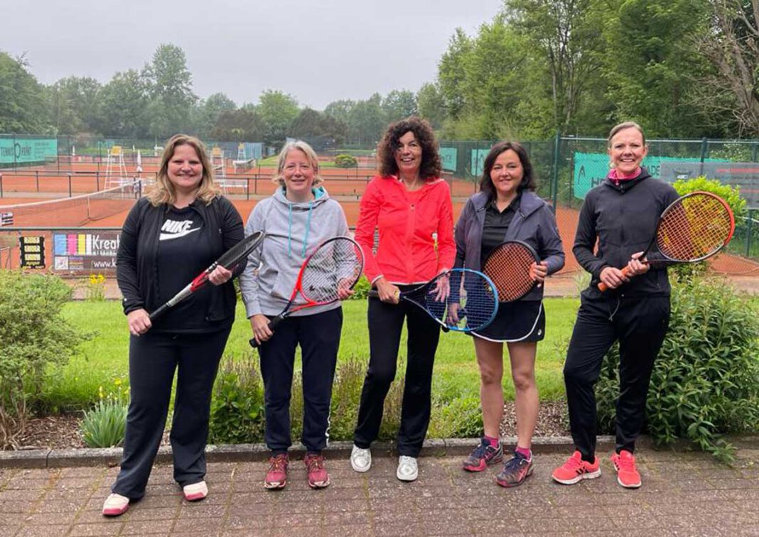 Damen 40 1 Die Damen 40 des Werner TC 79 mit (von links) Julia Nattler, Miriam Lücke, Petra Kortmann, Martina Most und Daniela Kooijman . Es fehlen Dorothee Schwarze und Dagny Dammermann. Foto: Privat