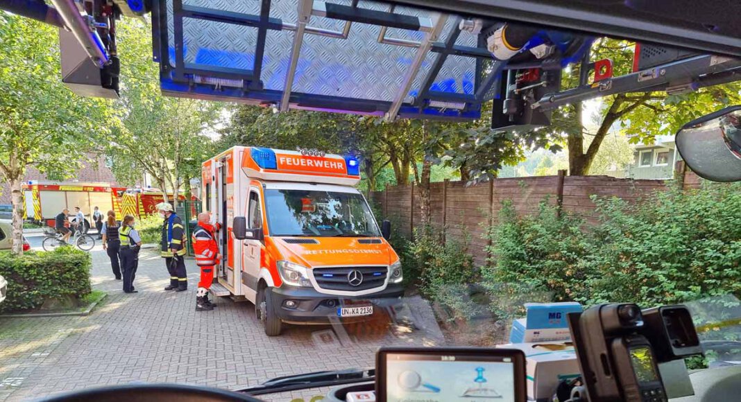 Der Rettungsdienst aus Kamen versorgte die leicht verletzte Person, die von der Feuerwehr aus einer verrauchten Wohnung an der Bahnhofstraße gerettet wurde. Foto: Feuerwehr Werne