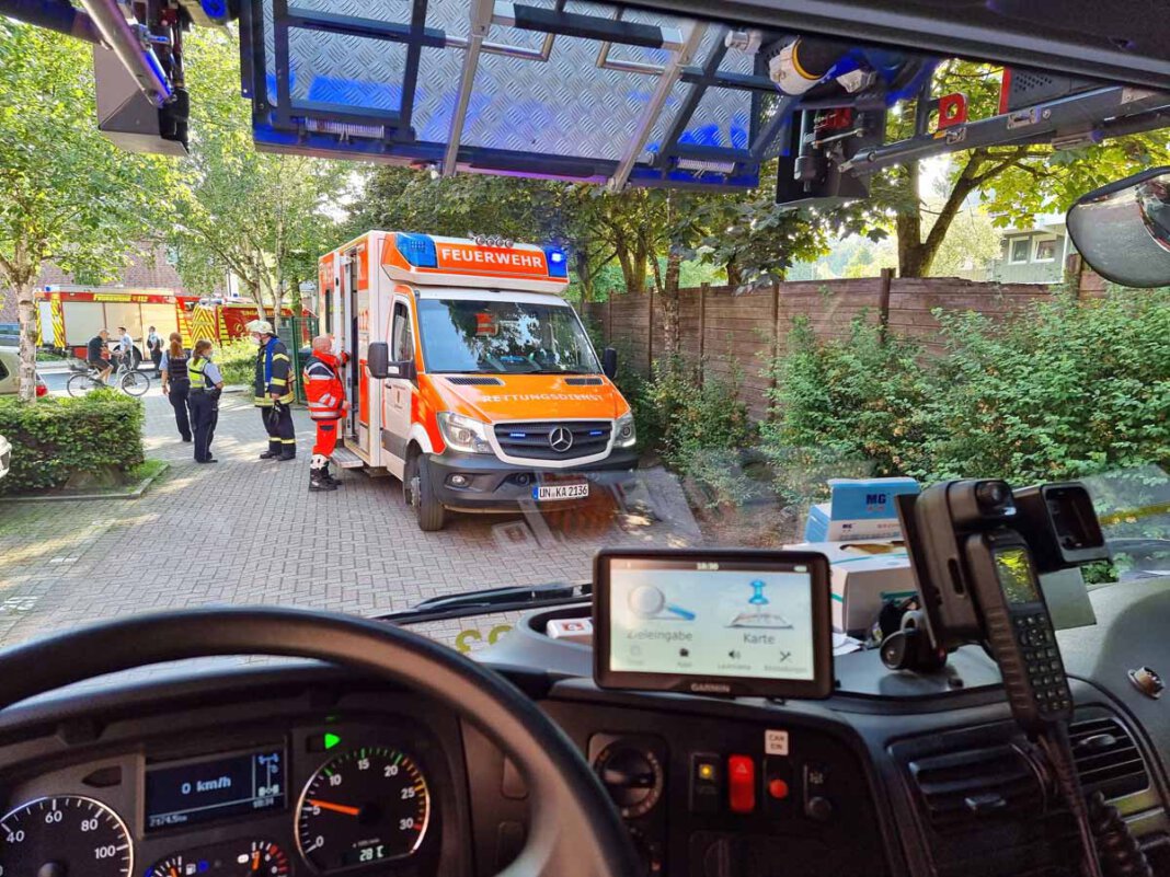 Der Rettungsdienst aus Kamen versorgte die leicht verletzte Person. Der Rettungsdienst aus Kamen versorgte die leicht verletzte Person, die von der Feuerwehr aus einer verrauchten Wohnung an der Bahnhofstraße gerettet wurde. Foto: Feuerwehr Werne