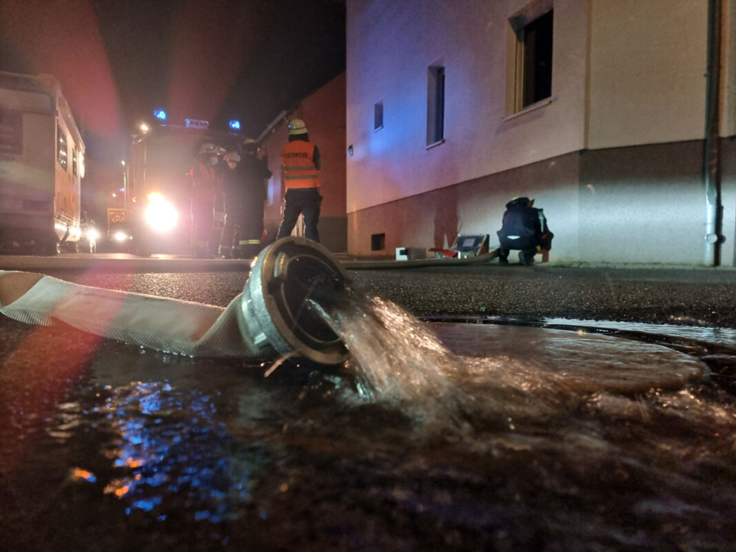 Feuerwehr_Keller Im Evenkamp lief in der Nacht zu Dienstag ein Keller mit Wasser voll. Die Feuerwehr Werne rückte aus. Foto: Feuerwehr Werne