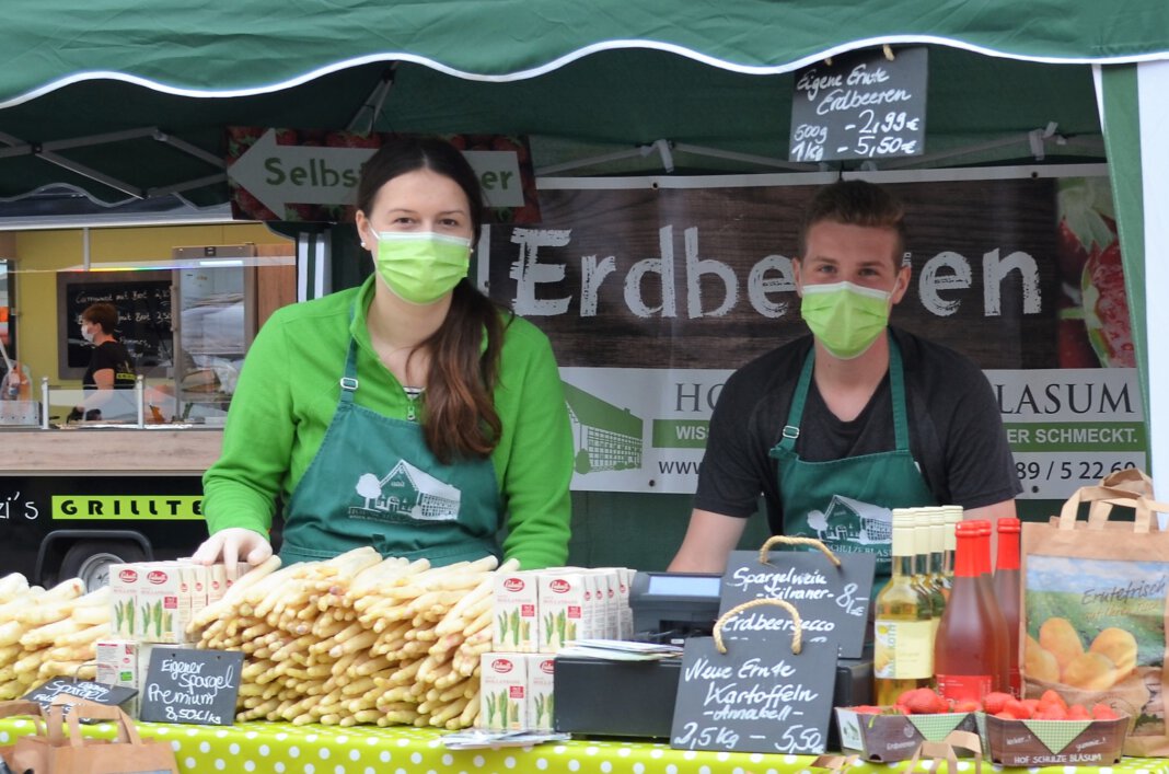 Foto-Markt Marie Schlierkamp und Philip Reher vom Hof Schulze Blasum bieten frischgeerntete Erdbeeren und Spargel an. Foto: Prokofev