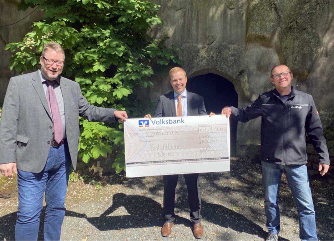 Freilichtbühne Scheckübergabe Gunar Krause (v.l.), Schatzmeister des Förderkreises der Freilichtbühne, Philipp Gärtner von der Volksbank und der Vorsitzende der Freilichtbühne Werne, Christoph Bergmann, freuten sich über die Spende. Foto: Volksbank