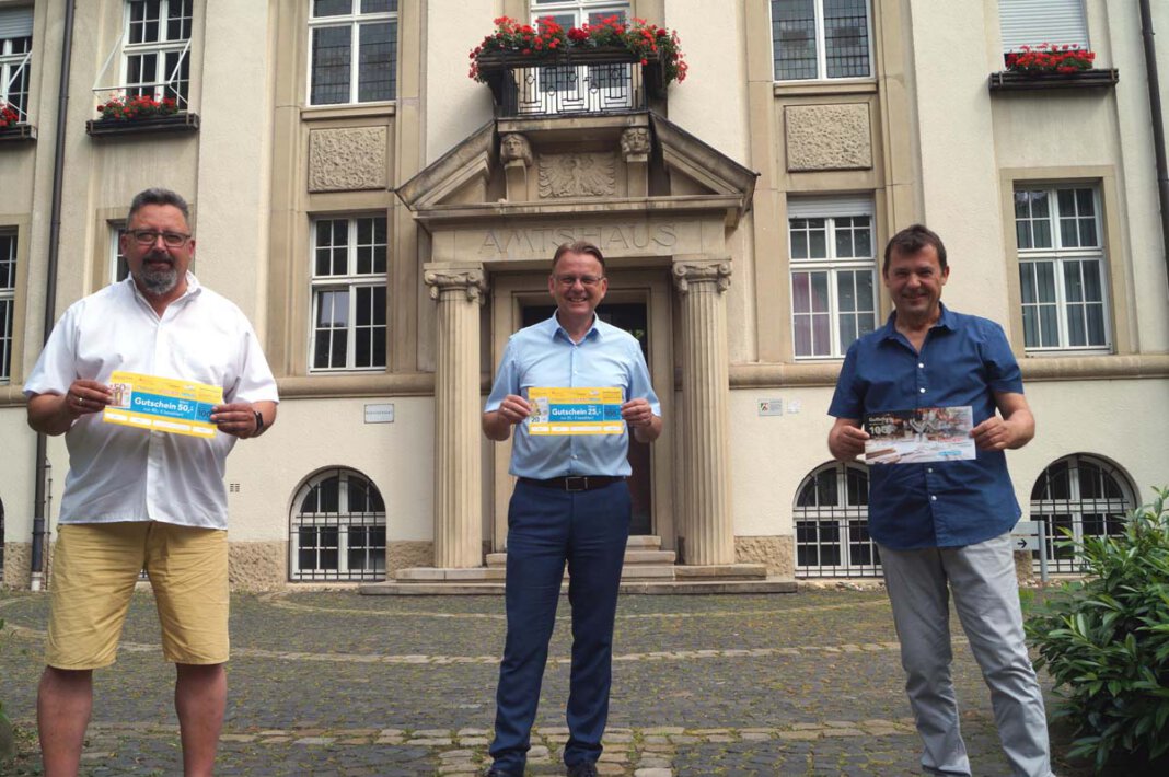 Gutscheinaktion Stadt Selm 2021 Die neue Gutscheinaktion startet mit dem Vorverkauf am 21. Juni. Bürgermeister Thomas Orlowski (M.), Norbert Zolda (r./Stadtmarketing) und Thomas Kaim von der Werbegemeinschaft werben für die Aktion, die Selmer Händlern und Gastronomen zu Gute kommt. Foto: M. Woesmann / Stadt Selm