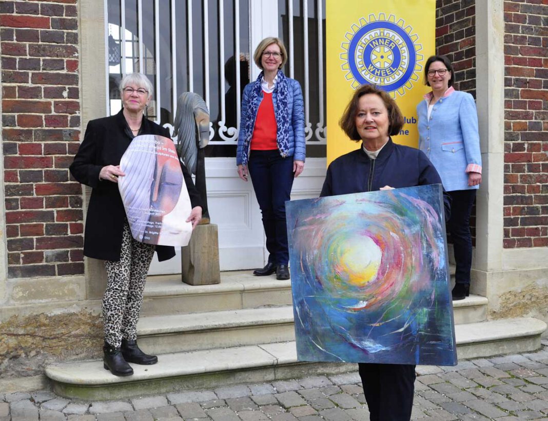 Inner Wheel Freuen sich darauf, endlich wieder eine Ausstellung stattfinden lassen zu dürfen (von links): Kirsten Hemker von der Deutsch-Simbabwischen Gesellschaft, Dr. Brigitte Westhues, Präsidentin des IWC Lünen-Werne, Marie-Theres Westhoff für die Künstlergruppe 73 (vorne) und Sabine Schmid, Past-Präsidentin des IWC Lünen-Werne. - Foto: IWC/Anke Schwarze