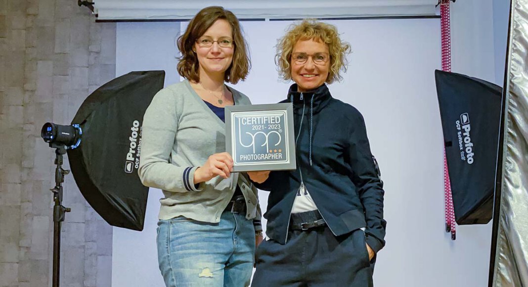 Susanne Kästner (rechts) und Sabrina Kiel freuen sich über die Auszeichnung. Foto: bpp