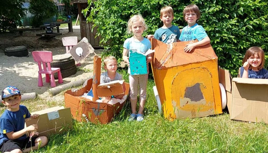 Kartonwerkstatt_Kita auf dem Berg In der Kita Auf dem Berg präsentieren Luca (von links), Felix, Käthe, Max, Anton und Julian ihre Kunstwerke aus Kartons. Foto: Wagner