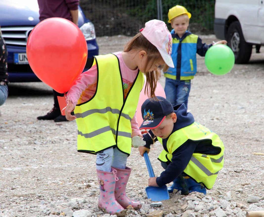 Kita_Jugendhilfe 1 Tatkräftig unterstützten die Kinder der Kita an der Schule die Großen beim ersten Spatenstich für den Neubau am Krankenhaus. Foto: Wagner