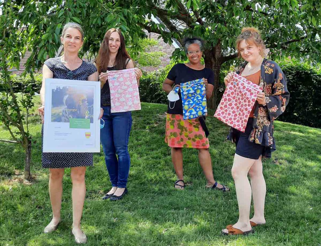 Klimaschutzpreis_Pfiffikus Auf dem Bild von links nach rechts: Cathy Krietemeyer (2. Vorsitzende des Fördervereins), Rebecca Keßler (stellvertretende KiTa-Leiterin), Nathalie Janicki (1. Vorsitzende des Fördervereins) und Michelle Anspach (Erzieherin) freuen sich über die Übergabe. Foto: Privat