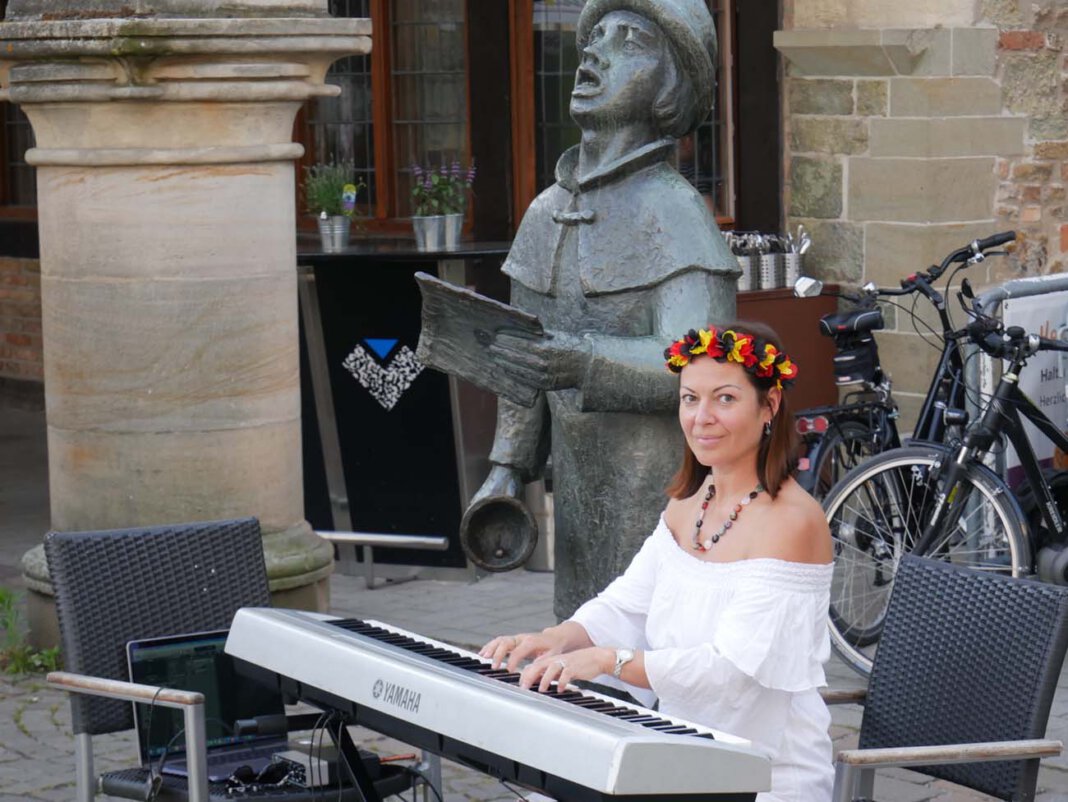 Lebedkina, Margarita Margarita Lebedkina von der gleichnamigen Musikschule in Stockum spielte an mehreren Abenden auf dem Marktplatz in Werne. Foto: Gaby Brüggemann
