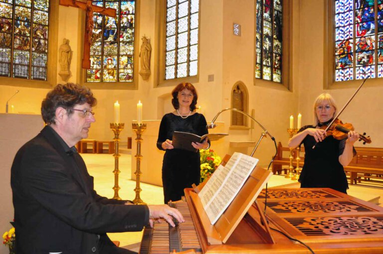 Eine musikalische Andacht in der St. Christophorus-Kirche in Werne gestalteten der Kantor Dr. Hans-Joachim Wensing (Orgel), Dagmar Borowski-Wensing (Sopran) und Annemieke Corstens (Violine). Foto: Schwarze