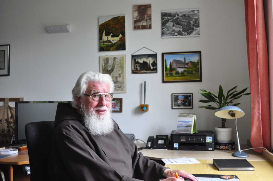 Pater Wolfgang Wenn er an seinem Schreibtisch arbeitet, braucht Pater Wolfgang nur den Kopf zu drehen und blickt auf jene Klöster, wo er in den mehr als 60 Jahren seines Ordenslebens gewirkt hat. - Foto: Schwarze
