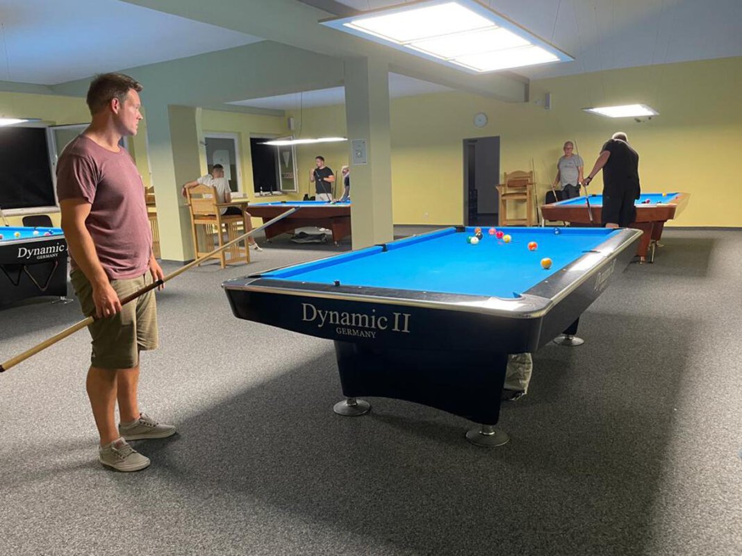 Poolbillard Groß war die Freude bei 20 Sportlern, dass sie jetzt beim PBV Werne die Queues wieder zusammenschrauben durften. Das Turnier im neuen Vereinsheim war ein voller Erfolg. Foto: Andreas Wegener