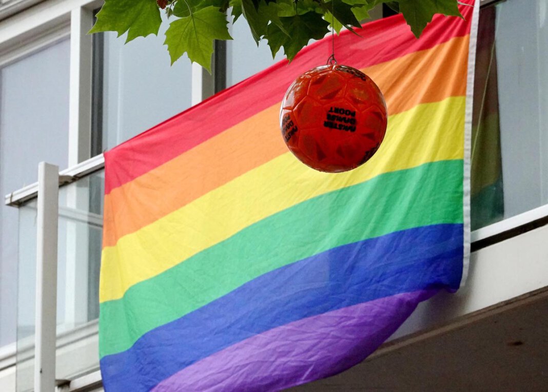 Regenbogen Fußball Statement in Amsterdam für Toleranz und Diskriminierung. Am Mittwoch steigen die letzten Gruppenspiele bei der Fußball-EM. Schon getippt? Foto: Volkmer