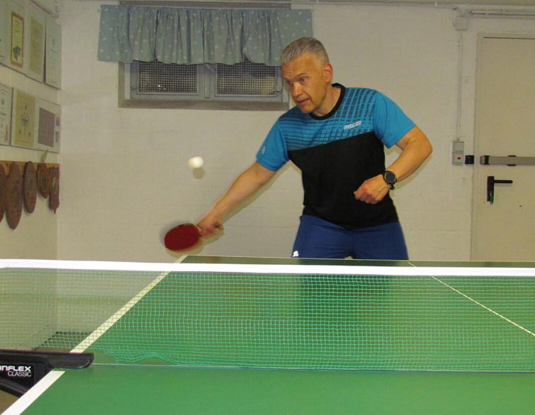 Renee Bieder WSC-Spieler Renee Bieder konnte zuletzt nur an der eigenen Platte im Keller trainieren. Das ändert sich jetzt. Die Tischtennis-Abteilung nimmt wieder das Training in der Halle der Uhlandschule auf. Foto: Bieder