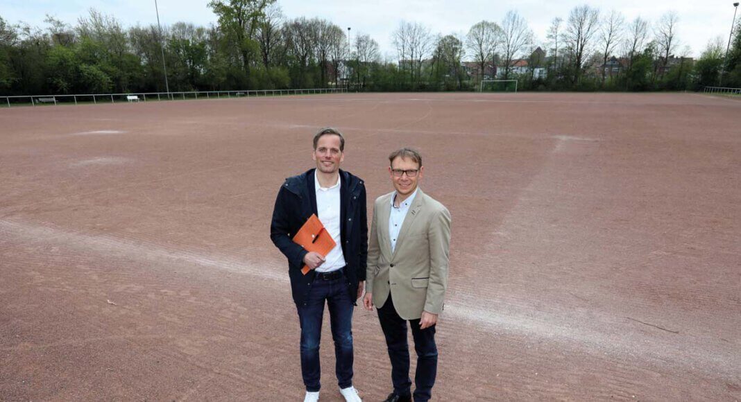 Gemeinsam mit dem Stadtsportverband hat Alexander Ruhe (hier zusammen mit Bürgermeister Lothar Christ) die Förderung für das Sportzentrum Dahl erwirkt. Archivfoto: Volkmer