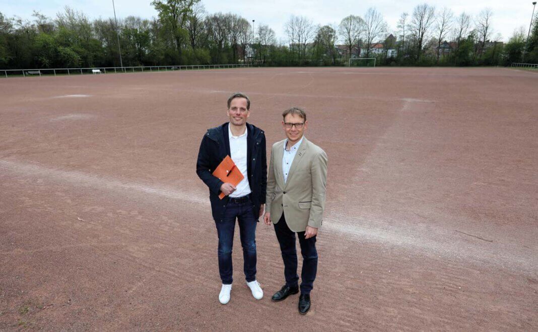 Ruhe 2 Gemeinsam mit dem Stadtsportverband hat Alexander Ruhe (hier zusammen mit Bürgermeister Lothar Christ) die Förderung für das Sportzentrum Dahl erwirkt. Archivfoto: Volkmer