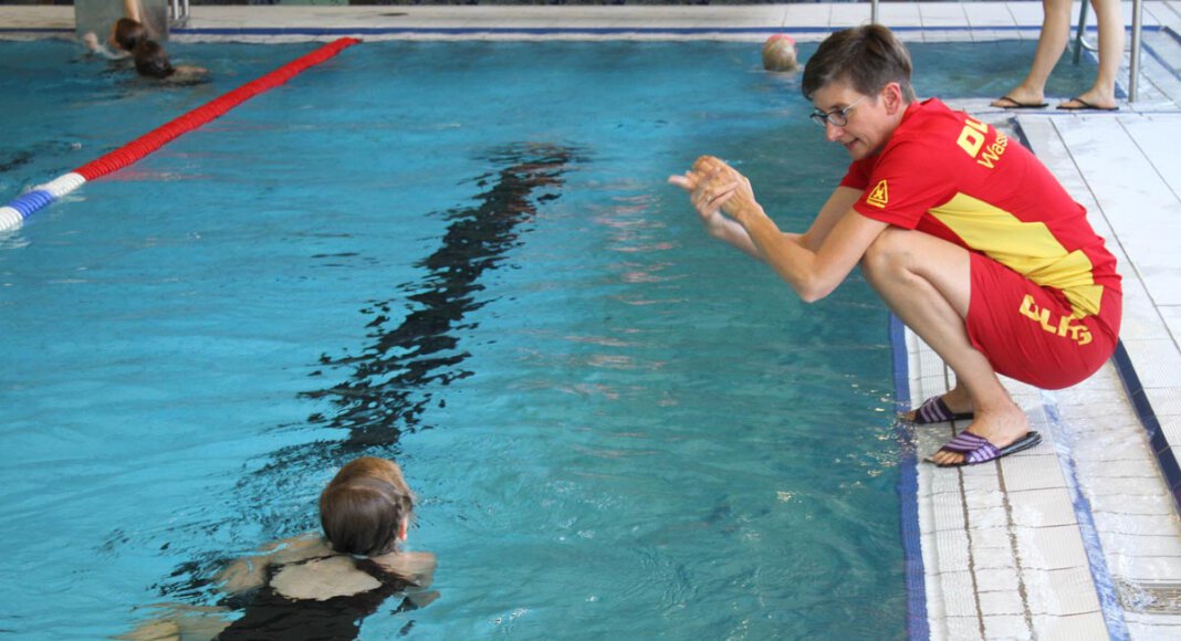 Gaby Hölscher von der DLRG Herbern trainiert die Schwimmanfänger. Foto: Isabel Schütte