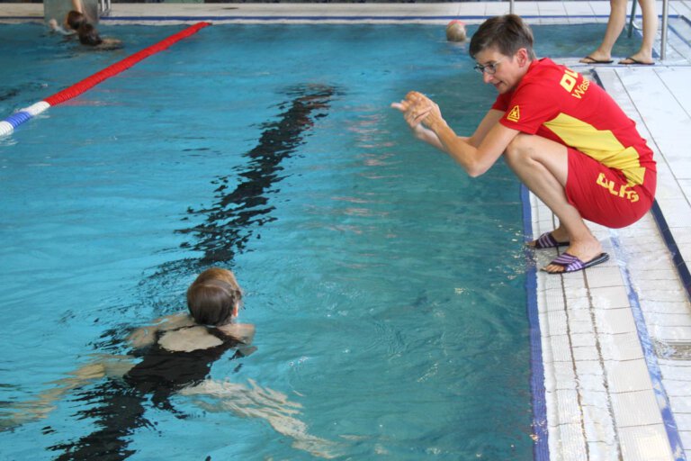 Gaby Hölscher von der DLRG Herbern trainiert die Schwimmanfänger. Foto: Isabel Schütte