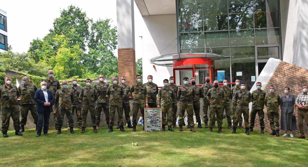 Mit großem Dank verabschiedet wurden die Soldaten der Bundeswehr, die den Kreis seit Oktober unterstützt hatten. Fotos: Anita Lehrke – Kreis Unna