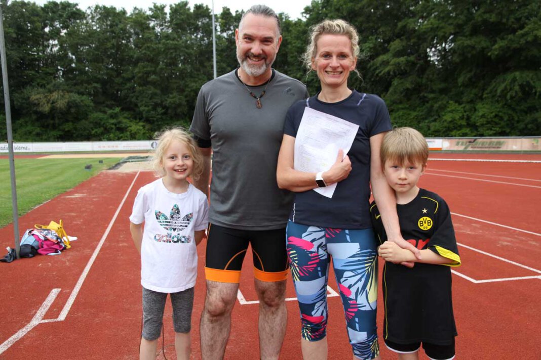 Sportabzeichen 1 Die neue Sportabzeichen-Saison ist eröffnet: Anja, Thorsten, Frieda und Jakob (vorne) machen zum ersten Mal mit. Foto: Wagner