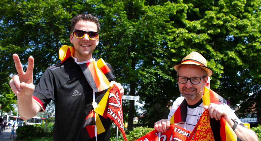 Martin Gößl (rechts) und Tobias Schlüter bringen etwas Fußballstimmung in die Fußgängerzone. In wenigen Tagen beginnt die EM. Foto: Isabel Schütte