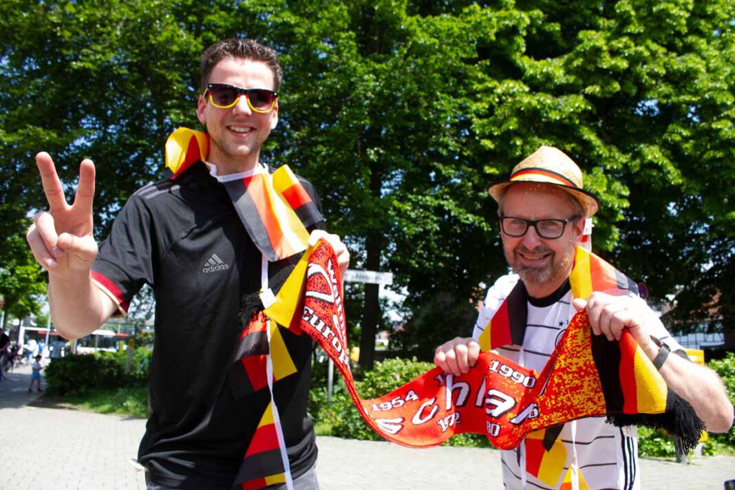 Sporthaus Fan EM Martin Gößl (rechts) und Tobias Schlüter bringen etwas Fußballstimmung in die Fußgängerzone. In wenigen Tagen beginnt die EM. Foto: Isabel Schütte