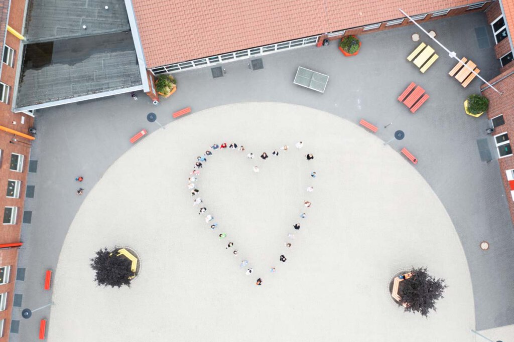 Mit einem Herz brachte das Uhlandschulteam seine Verbundenheit zu den Schülerinnen und Schülern zum Ausdruck. Foto: Kreativshooting/Thomas Schütte