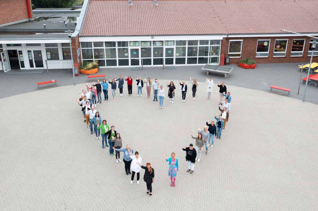 Uhlandschule_Herz2 Eine pantomimische Aktion zur Stärkung der Gemeinschaft läuft derzeit an der Uhlandschule. Foto: Kreativshooting/Thomas Schütte