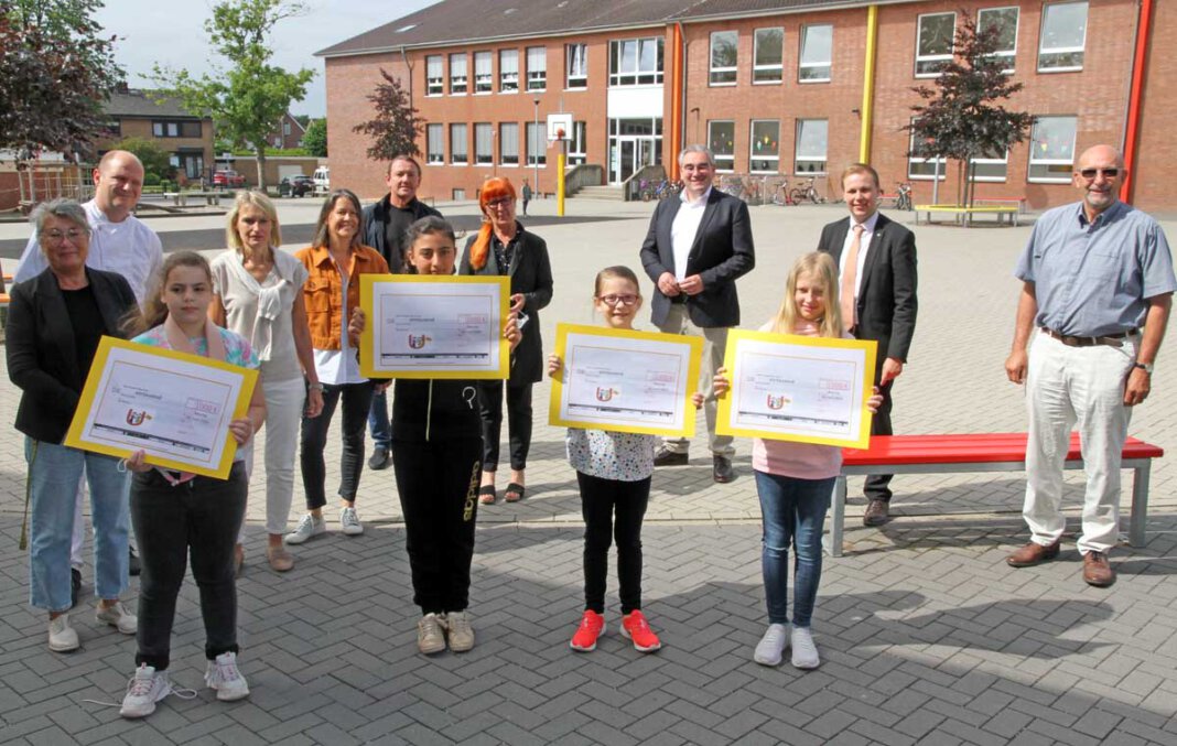 Uhlandschule_Projekt Werkeln Große Unterstützung für das Werkstatt-Projekt der OGS an der Uhlandschule: Lions Club Werne in Westfalen, Lions Club Werne an der Lippe, Volksbank Kamen-Werne und Sparkasse an der Lippe spendeten jeweils 1.000 Euro. Foto: Wagner