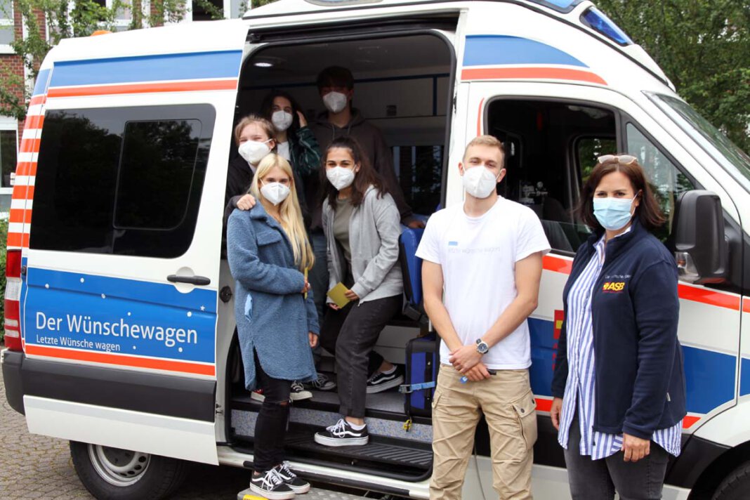 Wünschewagen_GSC ASB-Geschäftsführerin Annika Schulze Aquack und Mitarbeiter Timon Reinhold fuhren den Wünschewagen auf den Schulhof des St. Christophorus Gymnasiums vor. Foto: Wagner