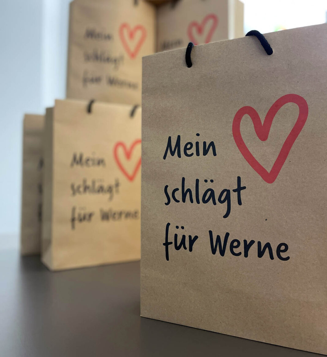 Wundertüte Werne Zahlreiche Wundertüten gingen schon über die Theke in der Tourist-Information, einige sind aber noch erhältlich. Foto: Werne Marketing