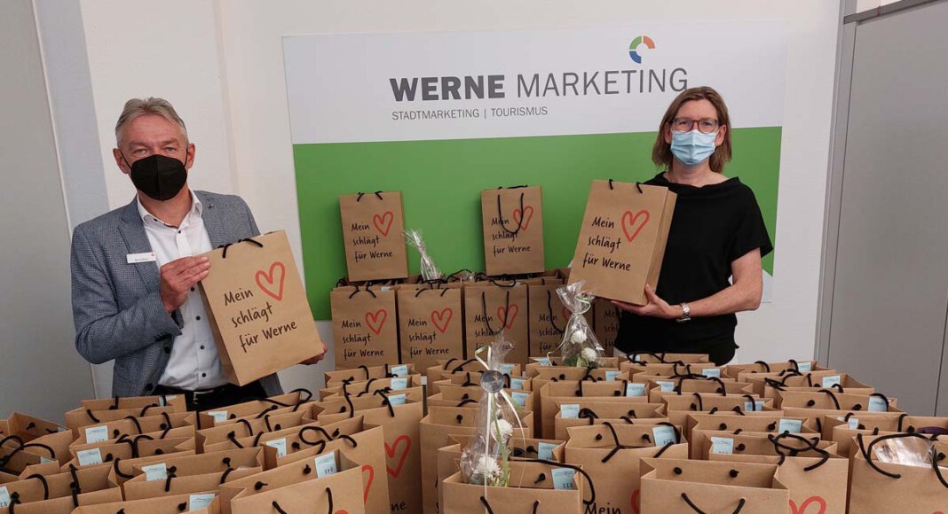 Britta Löchter (Werne Marketing GmbH) und Bernd Wieck (Sparkasse an der Lippe) freuen sich über die fertig gepackten Wundertüten. Foto: Wagner