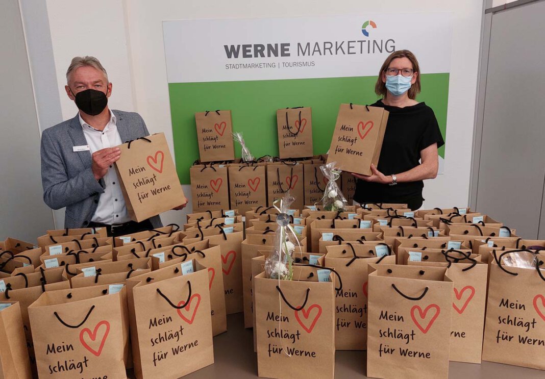 Wundertüten Britta Löchter (Werne Marketing GmbH) und Bernd Wieck (Sparkasse an der Lippe) freuen sich über die fertig gepackten Wundertüten. Foto: Wagner