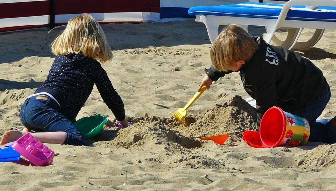 children-playing-329234_1280 Die Teilnahme an Kinderferienprogramm sind auch für Mädchen und Jungen aus einkommensschwachen Familien möglich. Darauf weist das Jobcenter im Kreis Unna hin. Symbolfoto: pixabay