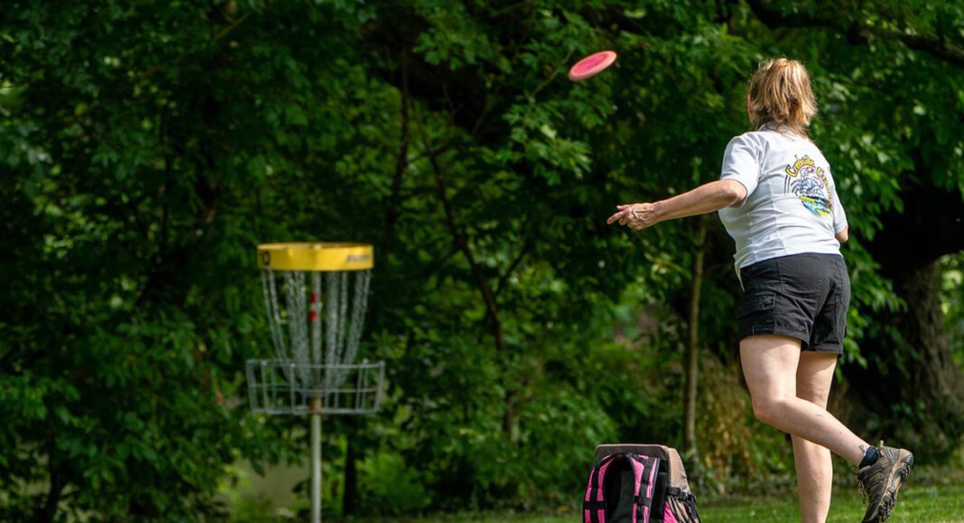 Auch Frisbee-Golf haben die Jugendzentren als Tagesaktion unter anderem im Angebot. Symbolfoto: pixabay