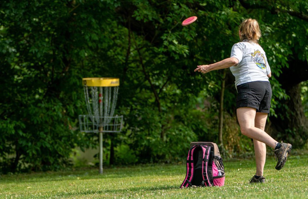 disc-golf-5401310_1280 Auch Frisbee-Golf haben die Jugendzentren als Tagesaktion unter anderem im Angebot. Symbolfoto: pixabay