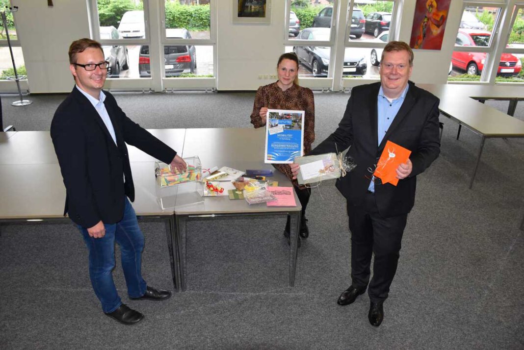 2021 07 07 PM Mobilitätsbefragung Gewinner Ziehung-kl Bastian Meyer, Fachbereichsleiter Ordnung, Soziales und Recht, Felicia Splettstößer und Bürgermeister Thomas Stohldreier (v.l.n.r.) zogen die Gewinner aus den Teilnehmerinnen und Teilnehmern der Mobilitätsbefragung. Foto: Gemeinde Ascheberg