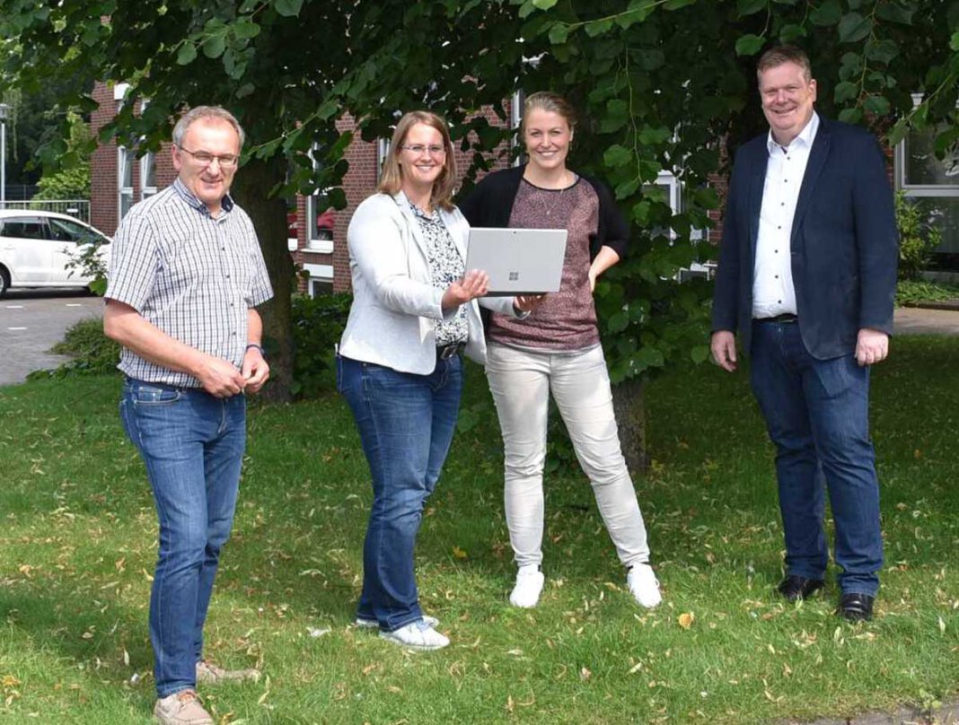 2021 07 20 LoReNa Auftakt Ascheberg1 Bürgermeister Thomas Stohldreier (r.) und die Wirtschaftsförderer Helmut Sunder-haus (l.) und Simone Böhnisch (2.v.l.) begrüßten die Projektmanagerin Elena Geu-king (2.v.r.) in Ascheberg, um den überregionalen, digitalen Marktplatz LoReNa – Lokal, Regional, Nachhaltig zu planen. Foto: Gemeinde Ascheberg