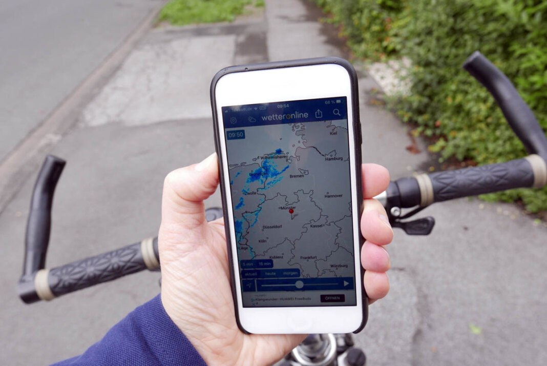 231761P Wetterlage, WhatsApp & Co. checken? Am besten vor der Abfahrt oder bei einer Pause. Foto: Birgit Kalle – Kreis Unna