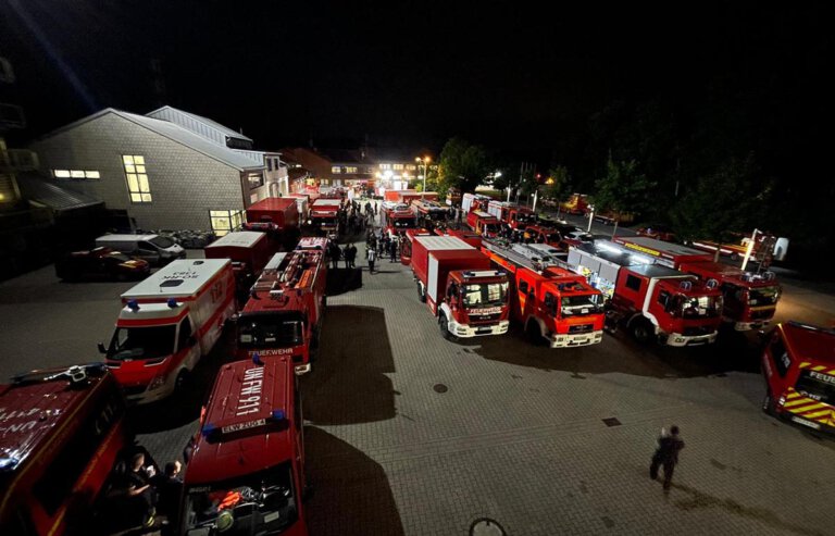 In der Nacht zum Samstag hatten sich die Einsatzkräfte am Feuerwehrservicezentrum in Unna gesammelt. Foto: Thomas Heckmann – Kreis Unna