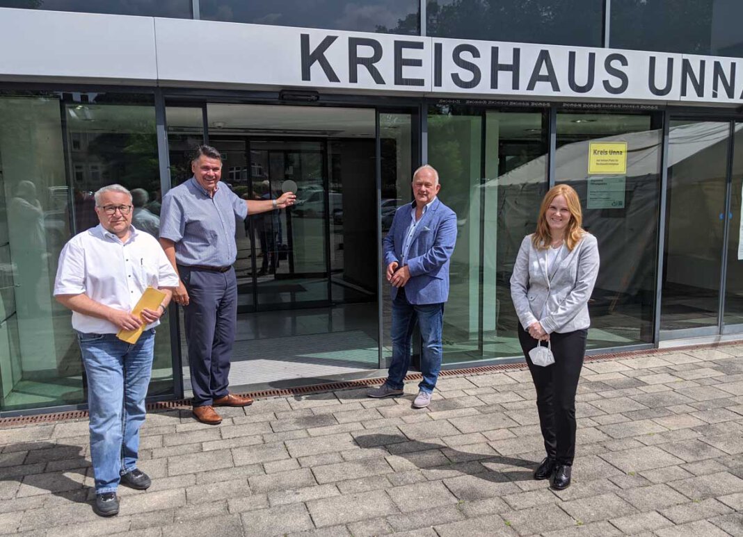 231984P Von links: Dezernent Uwe Hasche, Landrat Mario Löhr, Holger Gutzeit (Leiter Zentrale Dienste) und Silke Neubert (Leiterin Zulassungsstelle) stellen den Plan zum Besuch ohne Termin ab 2. August vor. Foto Max Rolke - Kreis Unna
